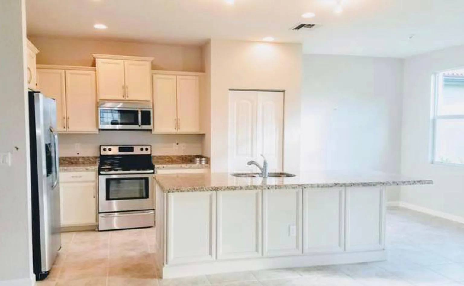 5 bed, 2855 sqft, $4,200 — Photo 4