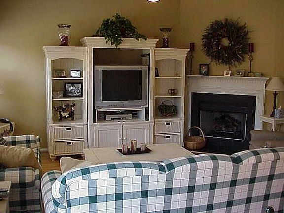 4th image of 18 Uxbridge Dr