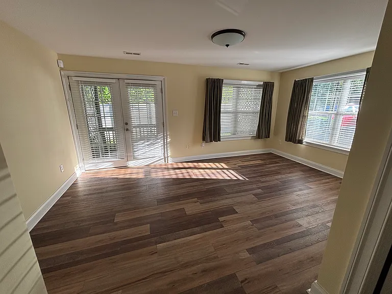 1045 Glenwood Station Ln — Photo 12