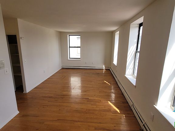 3rd image of 1358 Sheridan Ave #E5
