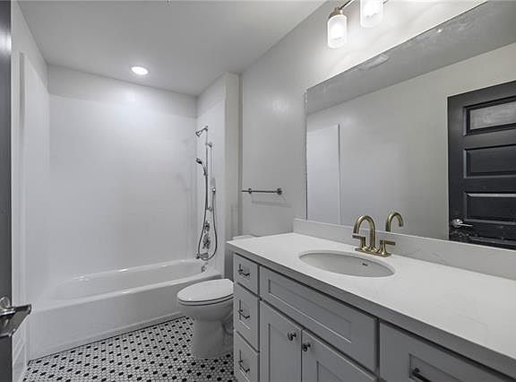 5th image of 223 E Thomas St #1