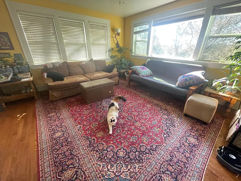 bonus room w/ Smart TV