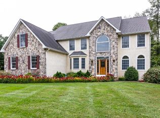10 Swan Lake Dr, Garnet Valley, PA 19060