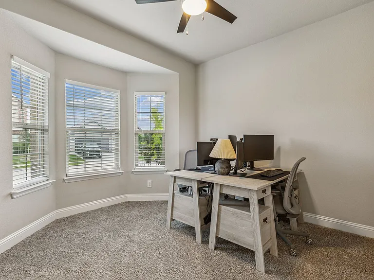 1008 Westwood Ln — Photo 3