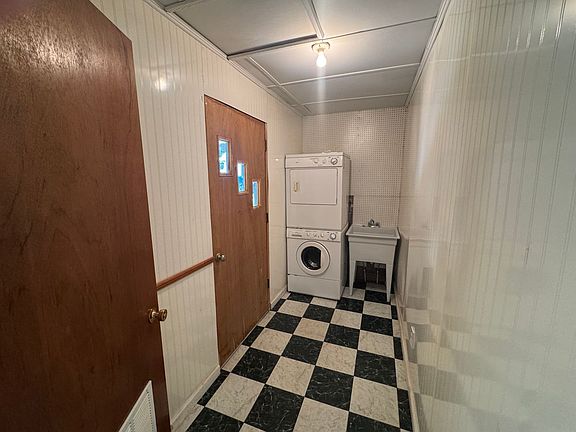 5th image of 614 Poplar St
