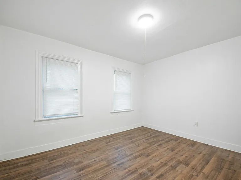 1361 E 45th St #B — Photo 11