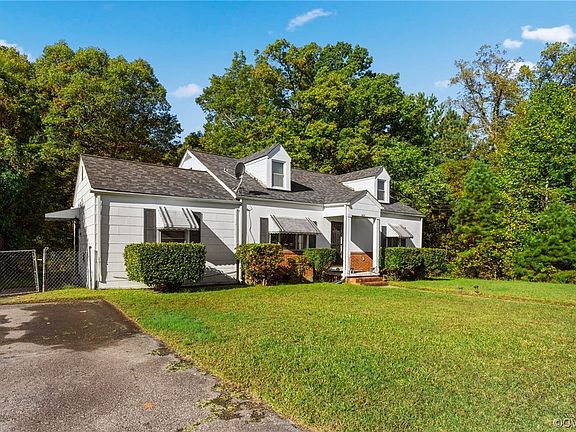 3rd image of 1404 Davis Ln