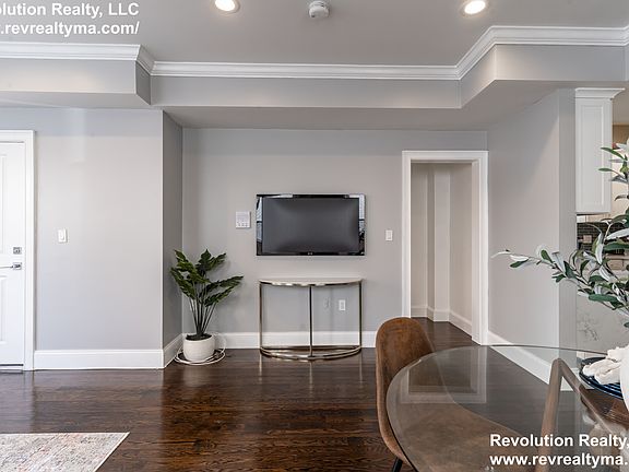4th image of 85 Lexington St Unit 1