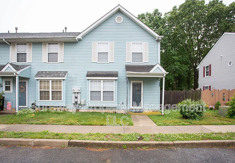 12 Grant Ln — Photo 1