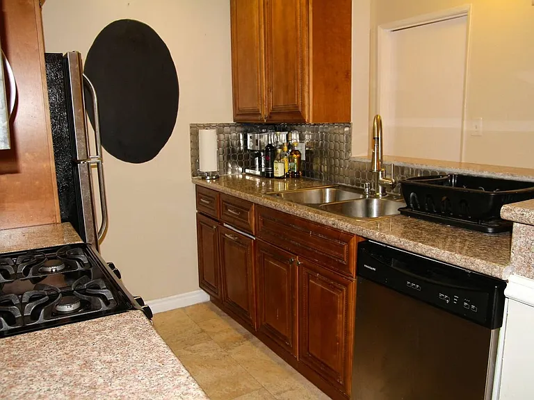 20/20 Villa Apts — Photo 17