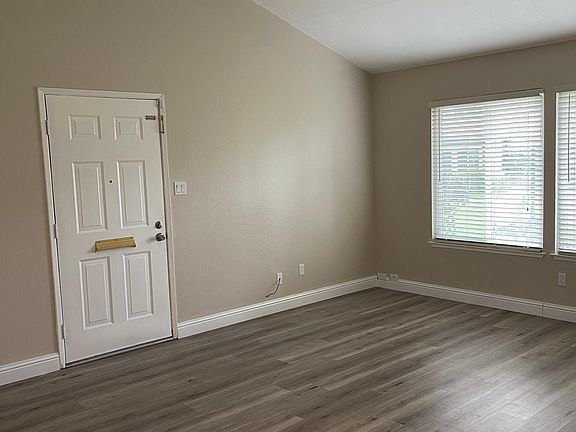 3rd image of 8889 Salmon Falls Dr