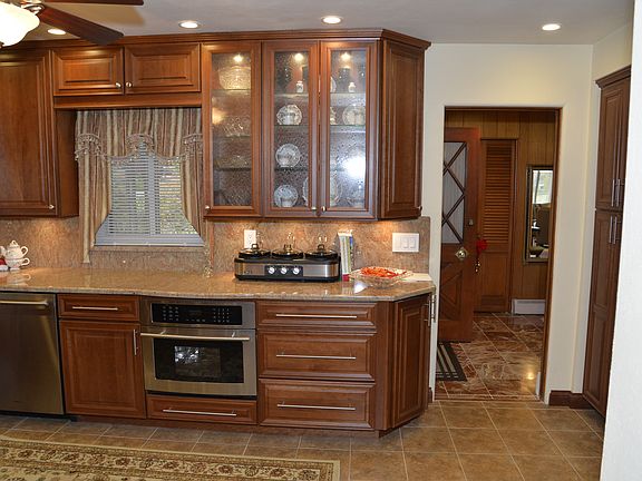 Kitchen w/built in microwave