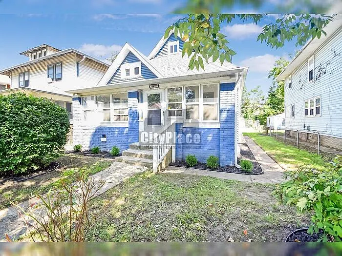 3 bed, 1.5 bath, 1952 sqft, $2,100 — Photo 3