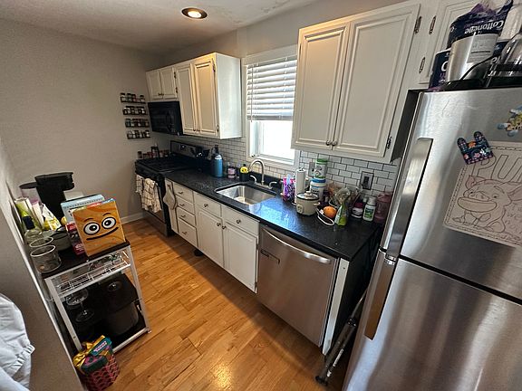 4th image of 224 W 6th St APT 4