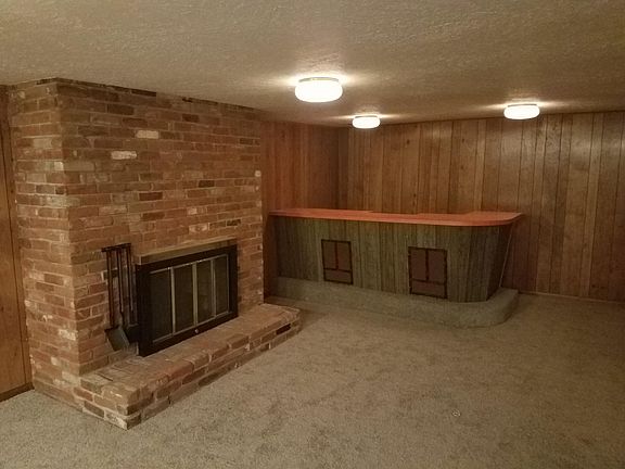 Lower Level Family Room w/Bar