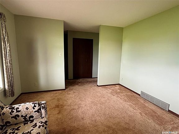 4th image of 260 Battleford TRAIL