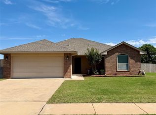 902 Brookhollow Dr, Chickasha, OK 73018