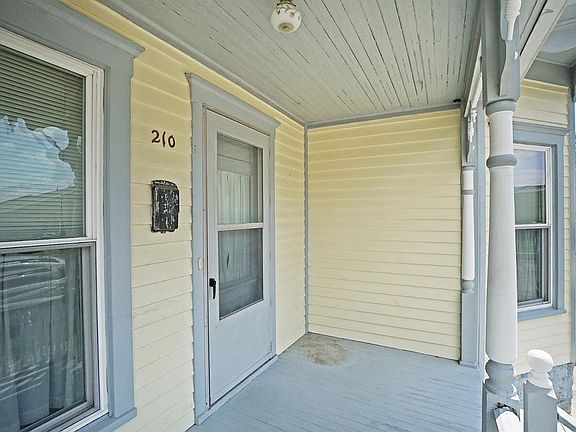 4th image of 210 E Mulberry St