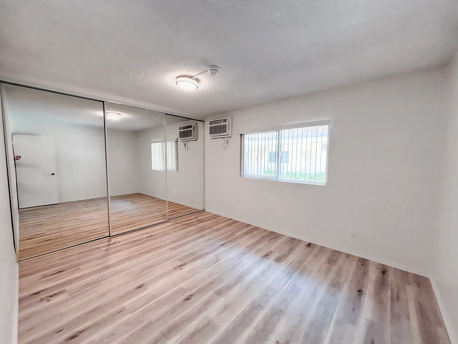 3 bed, 1075 sqft, $3,275 — Photo 4