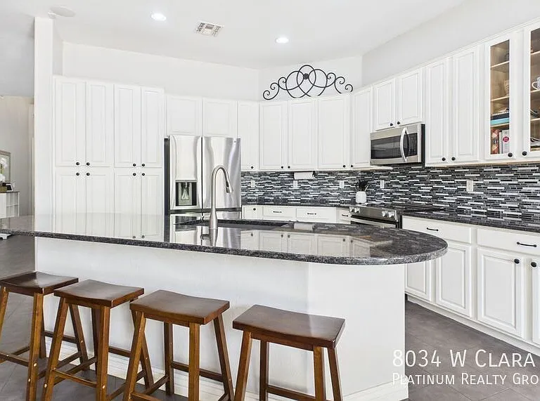8034 W Clara Ln — Photo 4