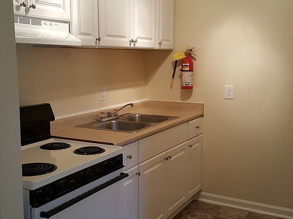 Great Kitchen - well lit!