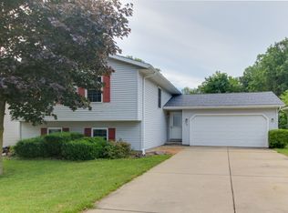 36 Edgewood Ct, Bloomington, IL 61701
