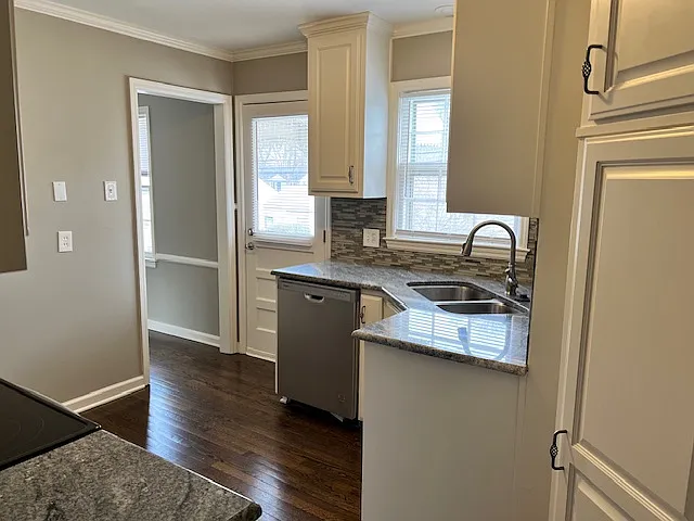2 bed, 872 sqft, $1,900 — Photo 3