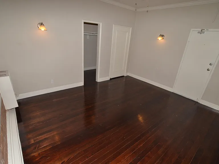 La Chandelle Apts...Charming building...Renovated Apartments Available...Hardwood Floors! — Photo 16