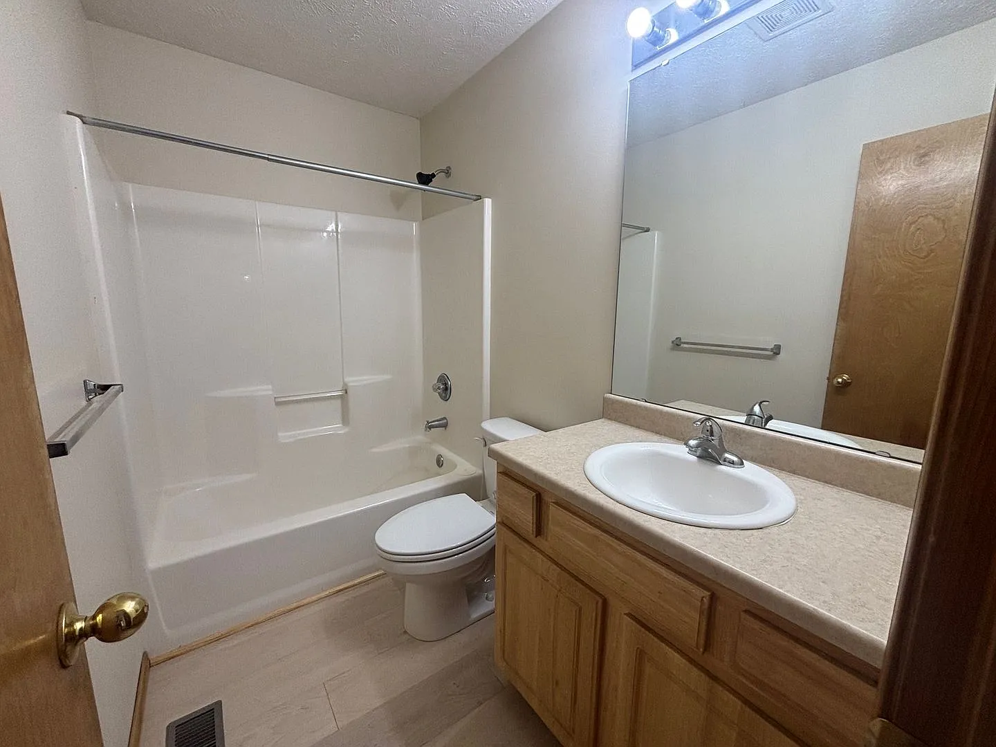 3 bed 2 bath home in Marshfield — Photo 4