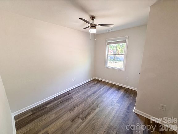 4th image of 1520 Herrin Ave