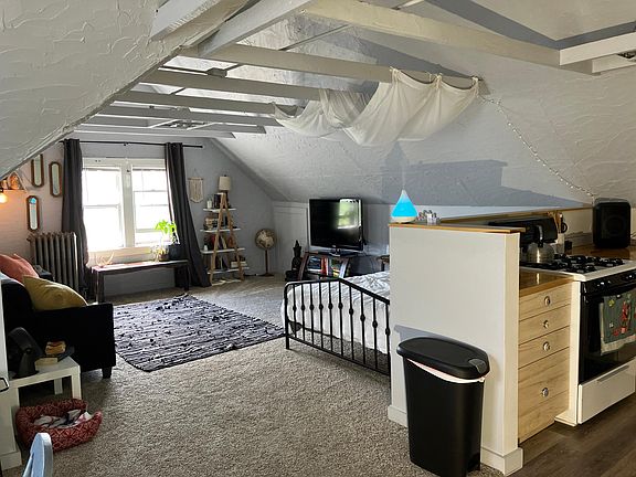 spacious main room with good sunlight