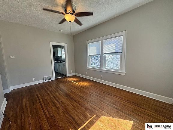 3rd image of 4438 Greenwood St