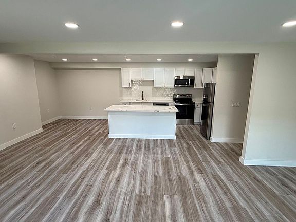 3rd image of 310 Thompson Rd #601