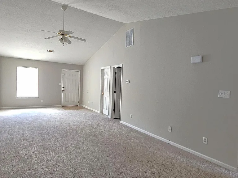 340 Greendale Pl — Photo 3