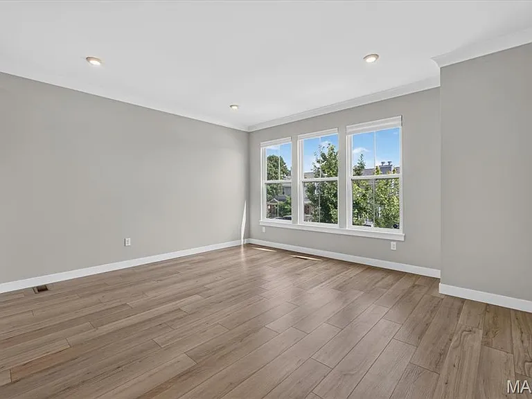 8933 Eager Rd — Photo 12