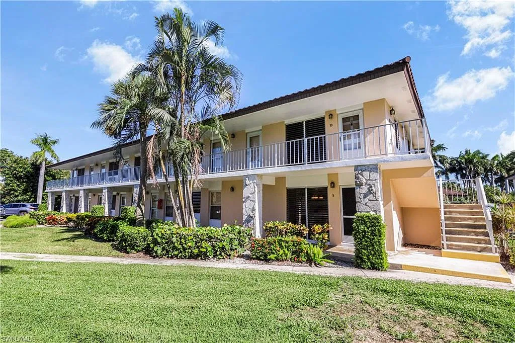 2 bed, 1.0 bath, 704 sqft, $1,900 — Photo 1