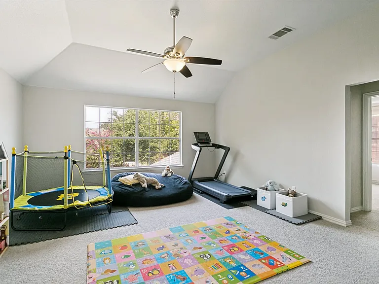 Large upstairs bonus space