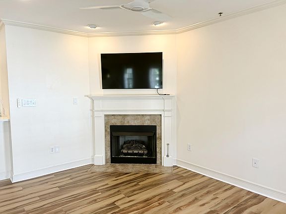 4th image of 1923 Lakeshore Dr #B