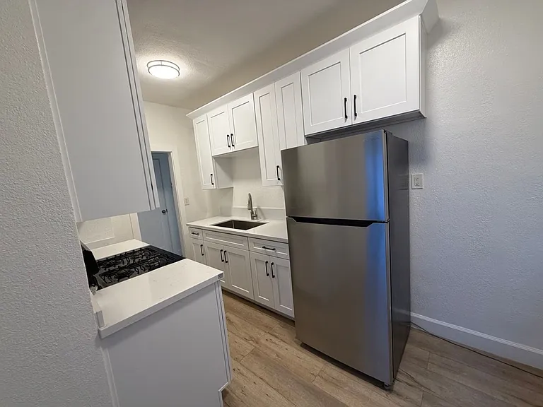 South LA Urban Apartments — Photo 5