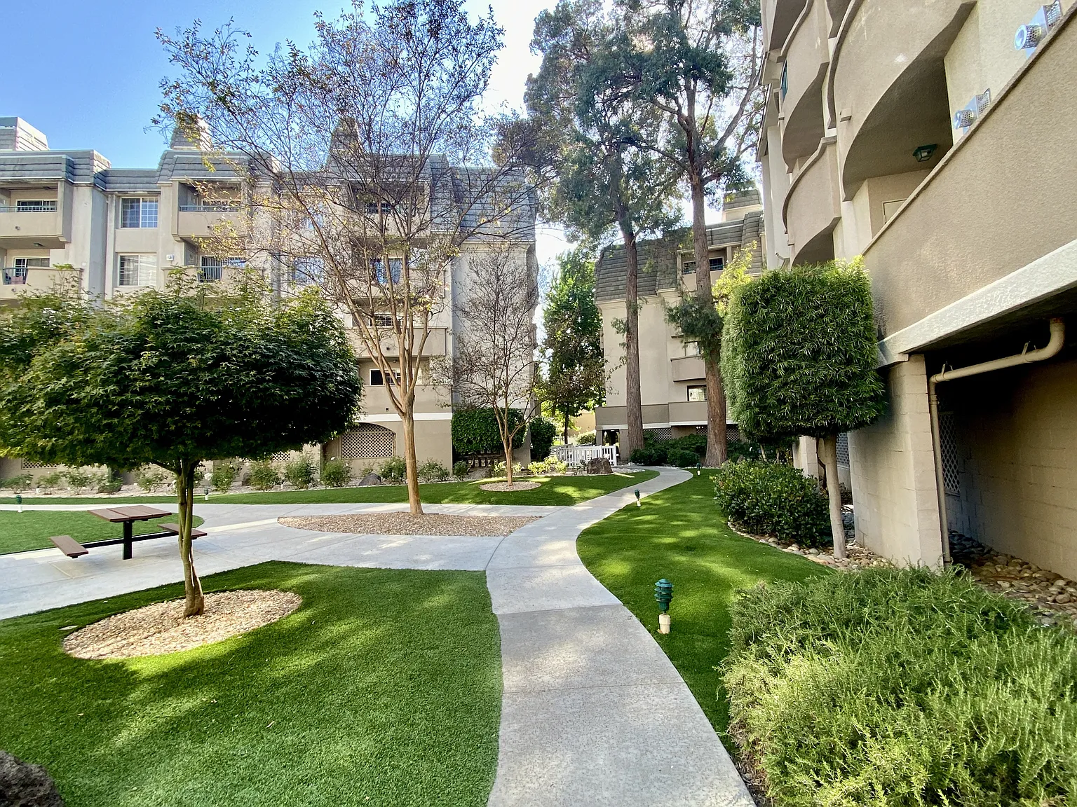 Park Regency Apartments — Photo 4