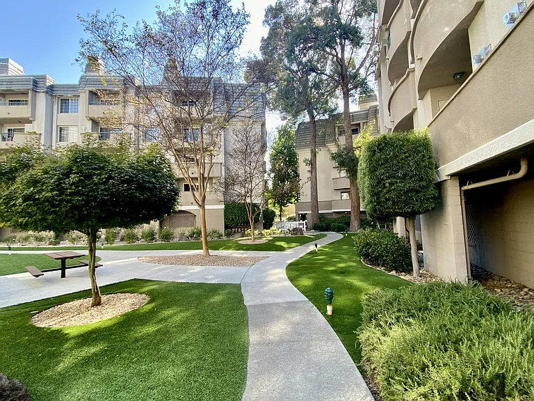 Park Regency Apartments — Photo 4