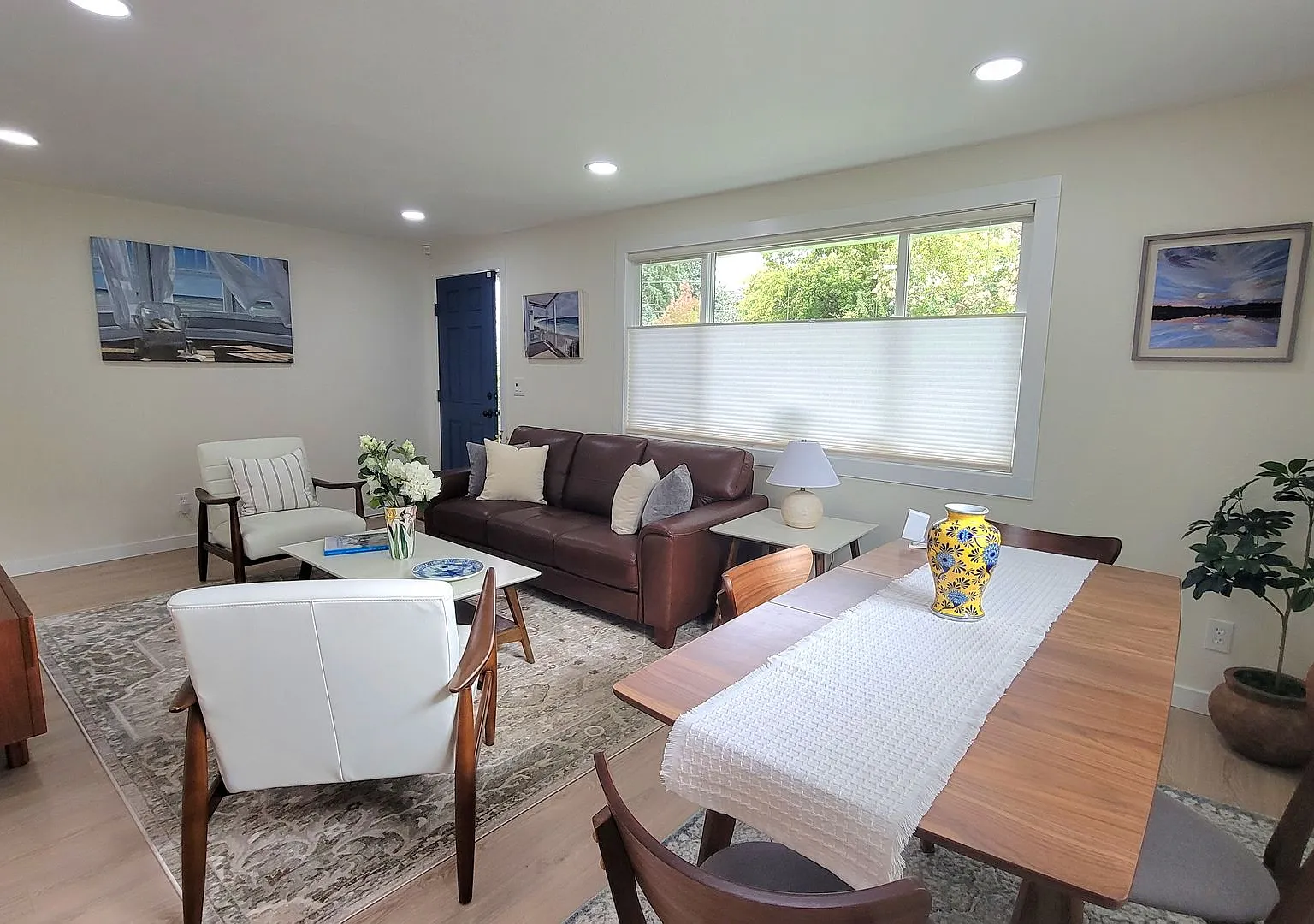 Beautifully renovated single family home on extra-large lot with shop. — Photo 3