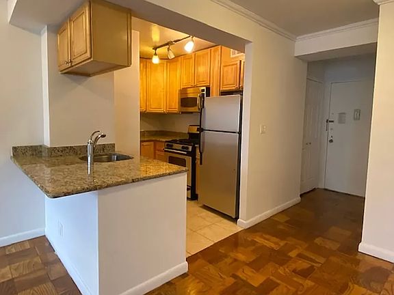 5th image of 300 W 55th St APT 3P