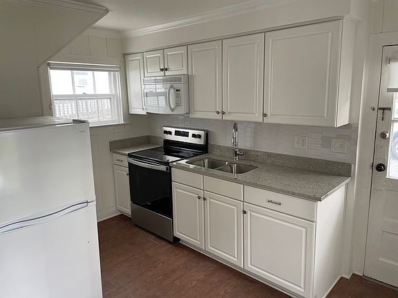 3rd image of 403 Goldsborough St