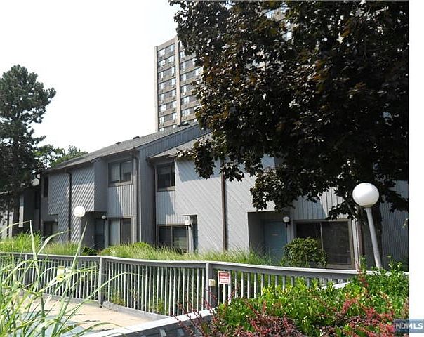 1st image of 1445 John St #1445