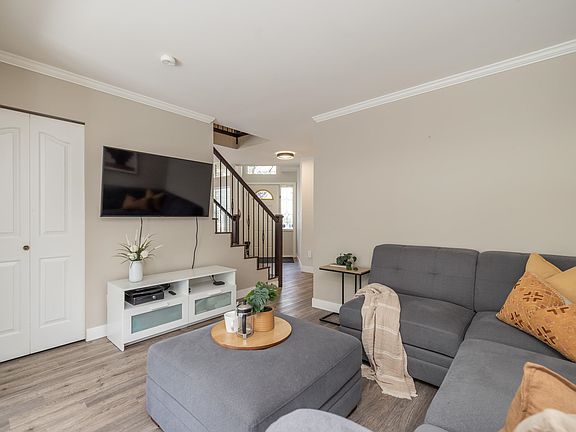 3rd image of 863 Roche Point Dr