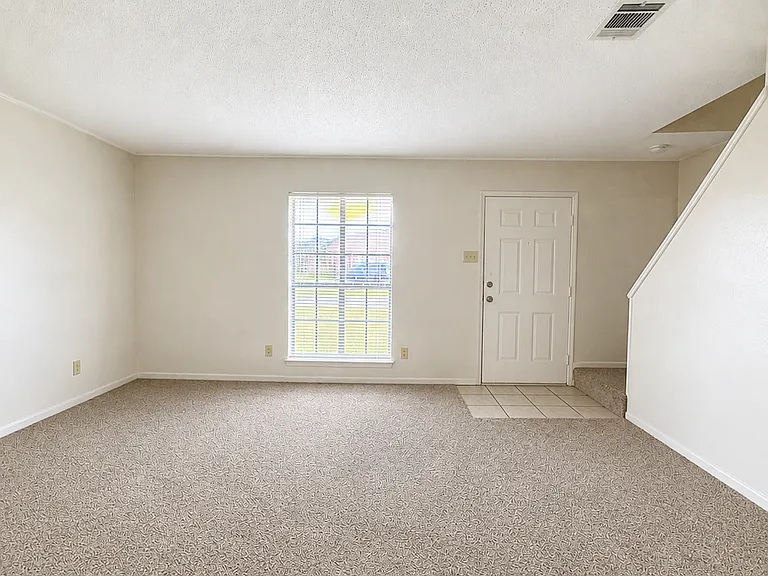 1252 Meadowview Dr — Photo 2