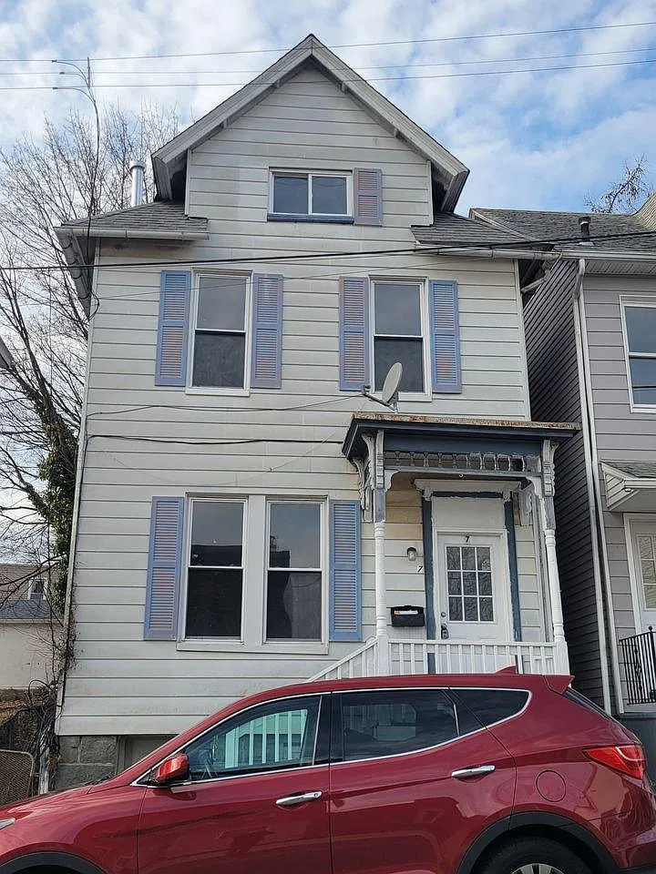 4 bed, 1.5 bath, 1500 sqft, $2,500 — Photo 1