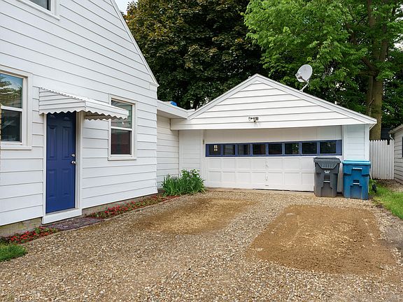 4th image of 1919 Cambridge Dr