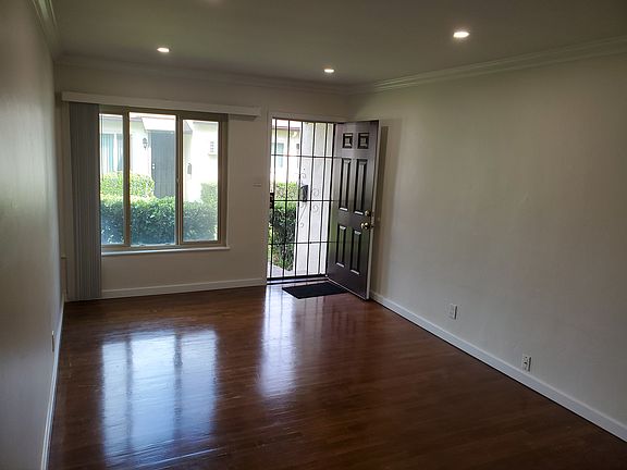 3rd image of 12812 Moorpark St